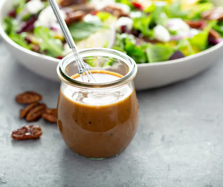 Espinaca, tomate y repollo morado con aliño de mostaza