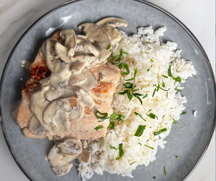 Salmón al champiñón con arroz bbb