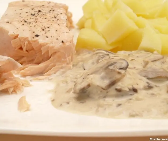 Salmón con salsa de champiñones acompañado de puré de papas bbb