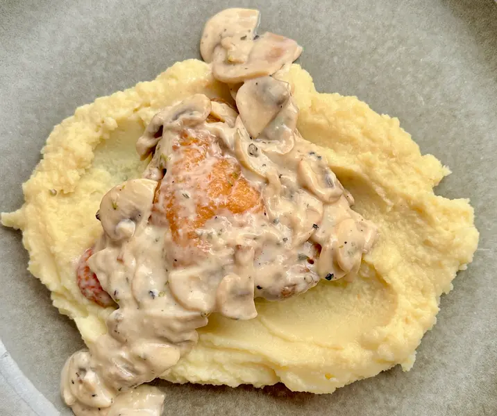 Pollo con champiñones con puré de papas bbb