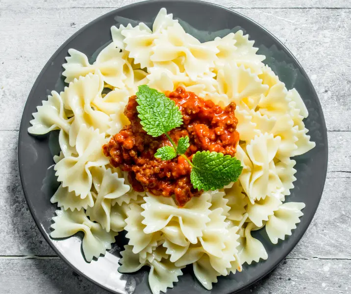 Corbatitas con salsa bolognesa bbb