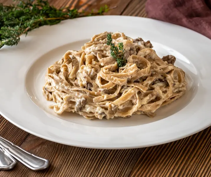 Tallarines con salsa de champiñones y pollo bbb