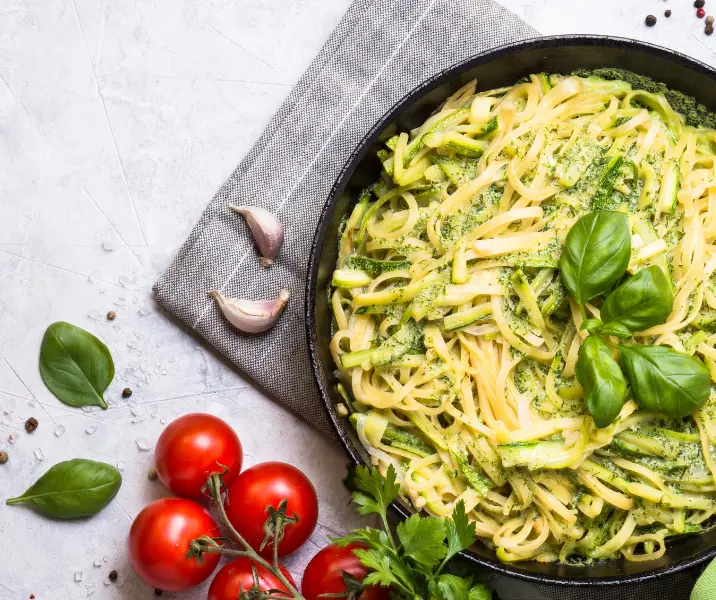 Tallarines con queso crema, tomate y albahaca bbb