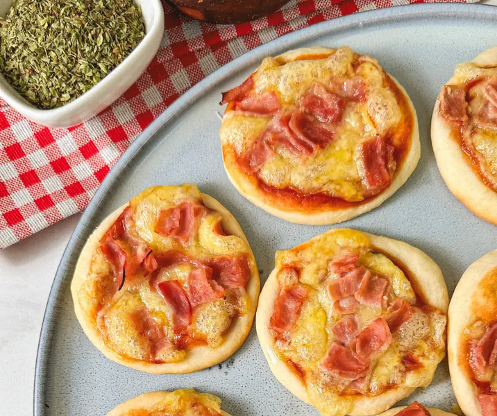 Mini pizzas de jamón y queso bbb