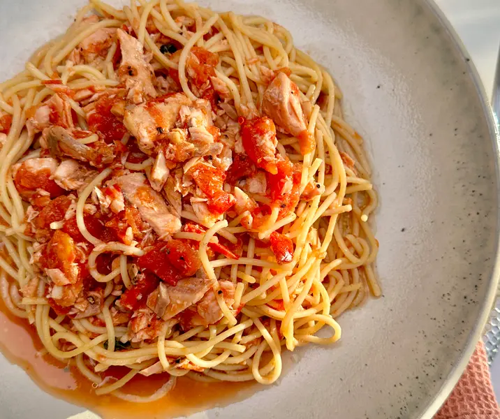 Pasta con salmón y tomate bbb