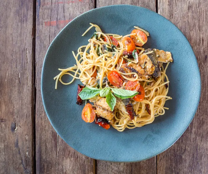 Pasta con salsa de jurel y crutones bbb