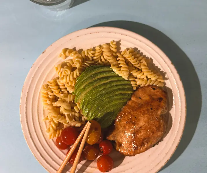 Ensalada de fideos con pollo, tomate, palta y albahaca bbb