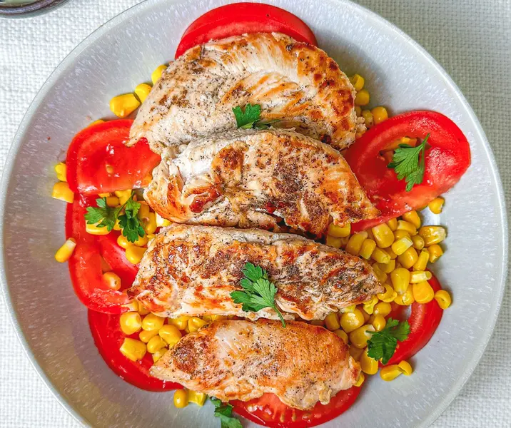 Filetitos de pollo con ensalada de choclo y tomate bbb
