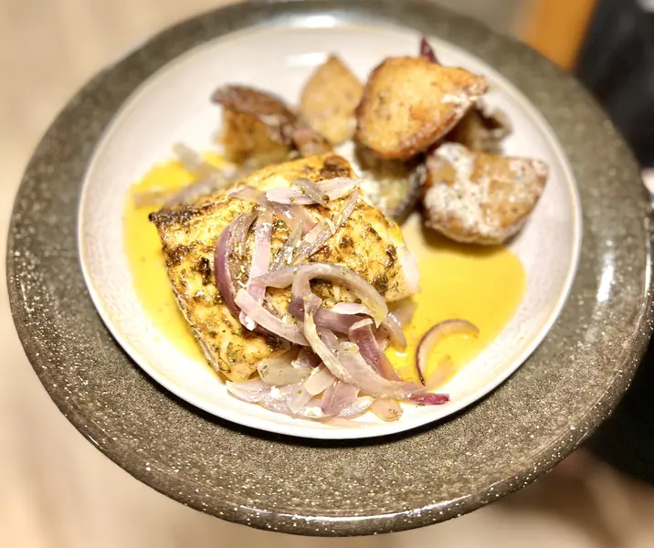 Merluza con papas doradas y crema ácida casera bbb