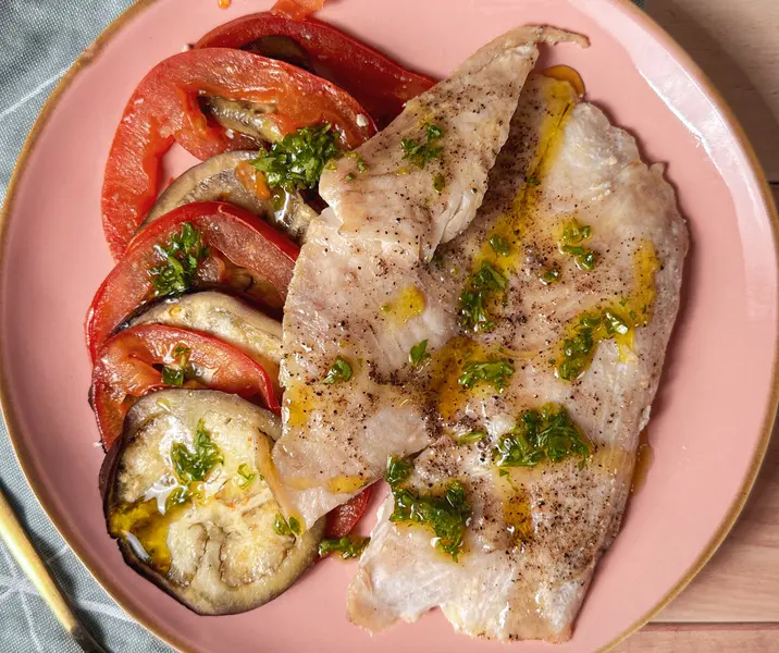 Reineta al horno con tomates y berenjenas asadas bbb