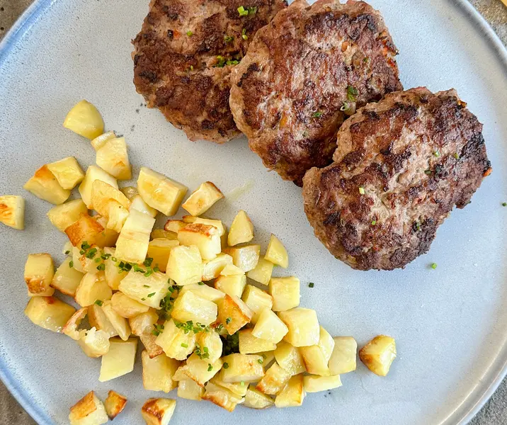 Hamburguesas caseras con papas doradas bbb