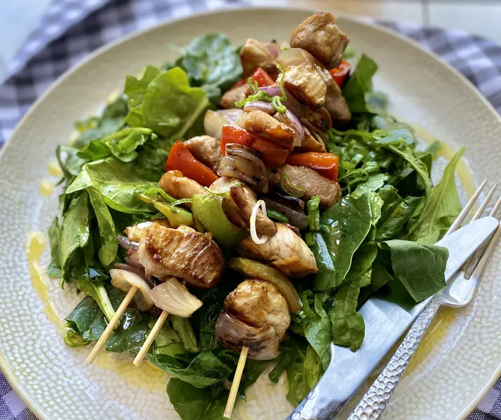 Anticuchos de cerdo con ensalada verde