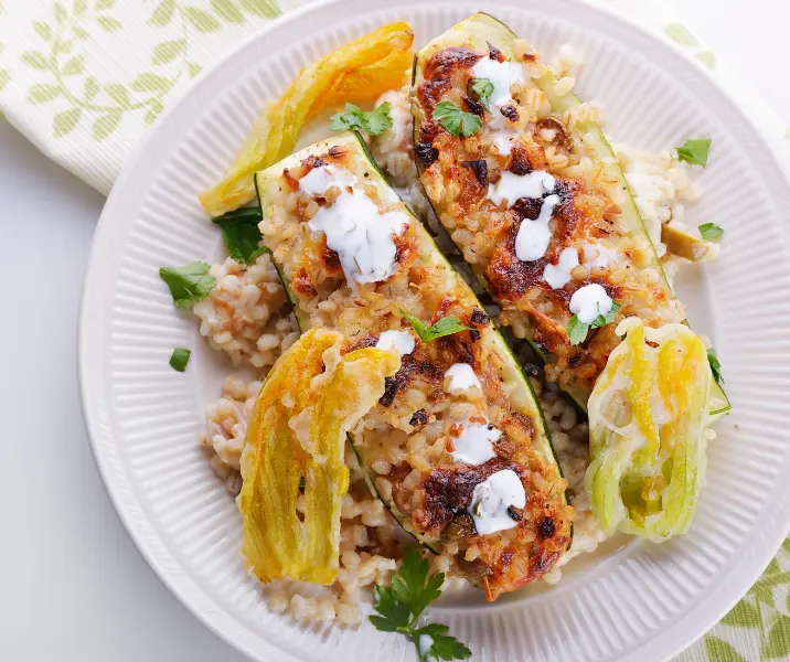 Zapallos italianos rellenos con carne acompañados con arroz bbb