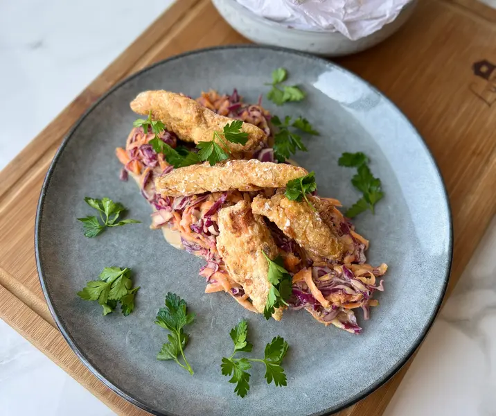 Pollo broster con coleslaw