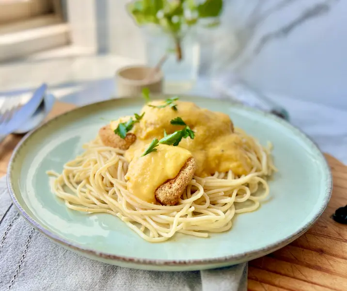 Nuggets de pollo con tallarines a la huancaína