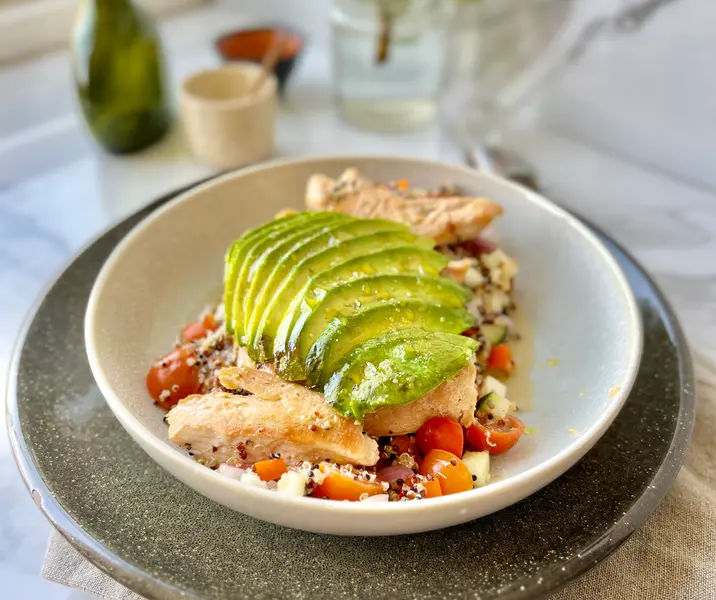 Pechuga de pollo a la plancha con ensalada de quinoa fresca