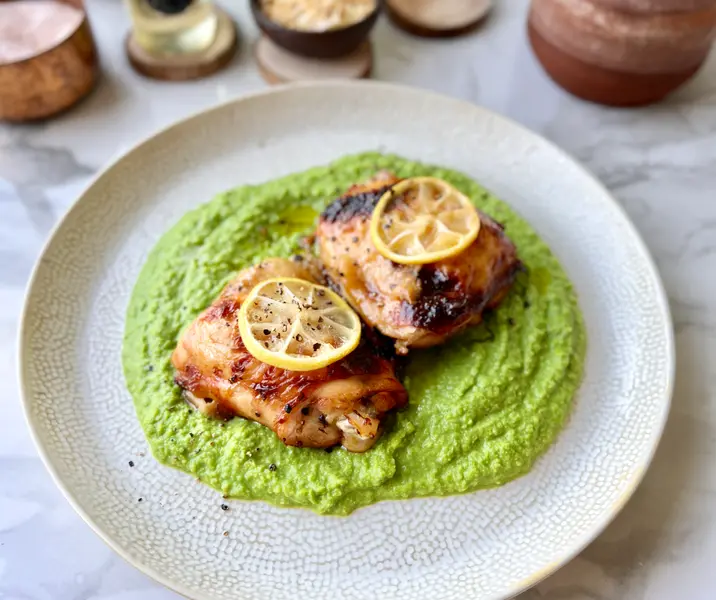 Trutros de pollo al horno con puré de arvejas fácil