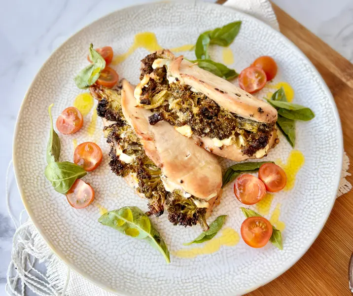 Pechuga de pollo rellena con queso crema y brócoli asado
