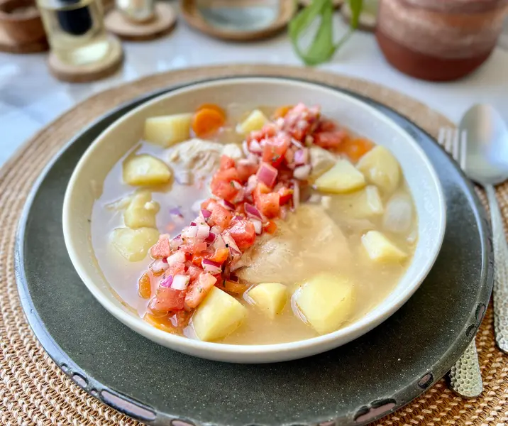 Caldo de pollo con chimichurri rojo
