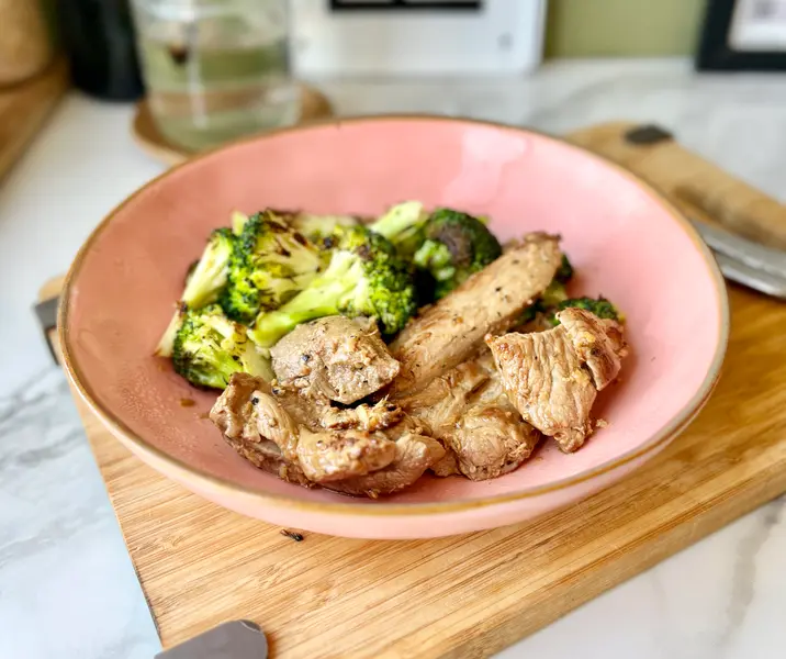 Pavo a la plancha y limón, con ensalada de brócoli grillado