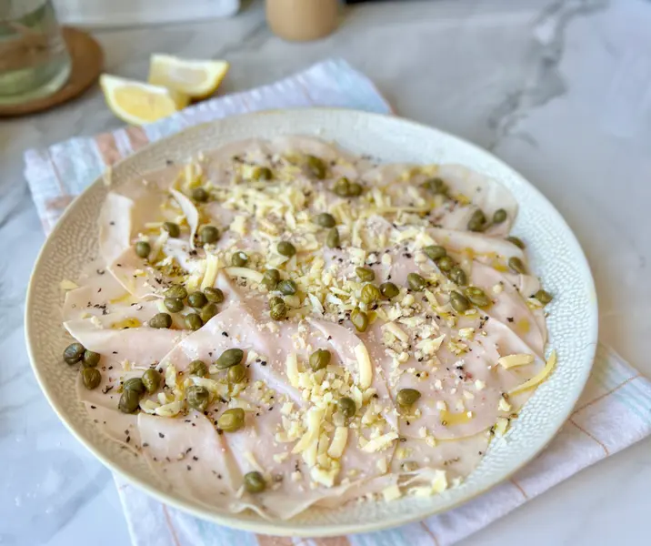 Carpaccio de jamón pluma de pavo con alcaparras y limoneta de pimienta tostada