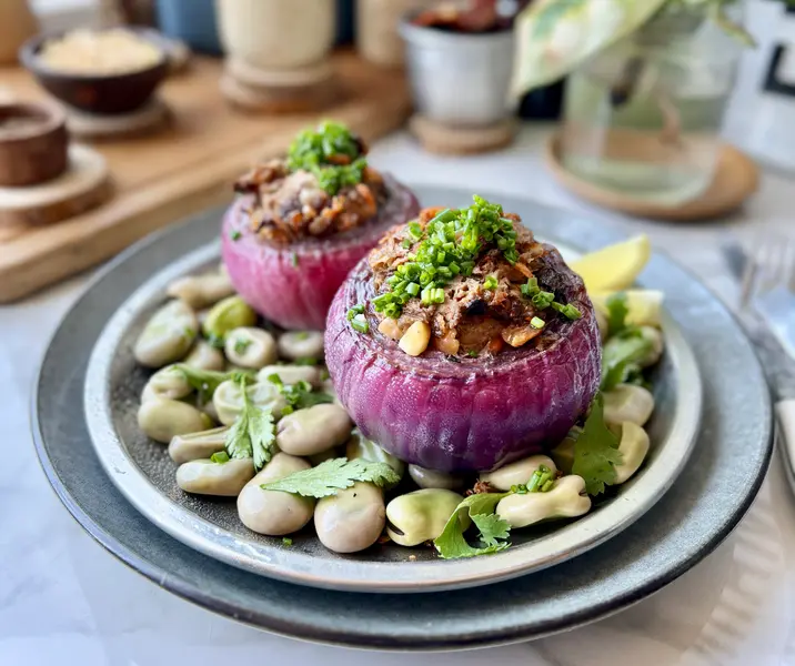 Cebollas rellenas de pavo y frutos secos acompañada de ensalada de habas