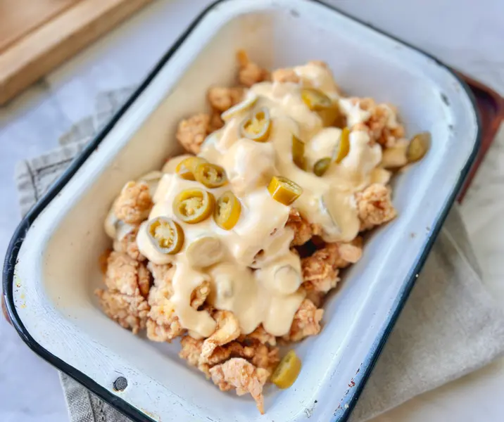 Pop corn de pavo crocante y salsa de queso cheddar-jalapeño