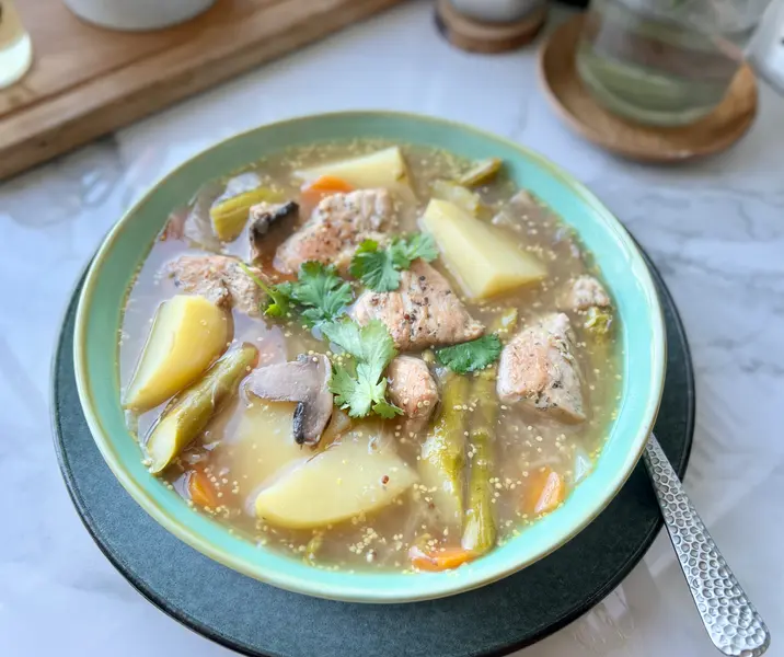 Guiso de pavo a las finas hierbas con espárragos, champiñones y mostaza antigua