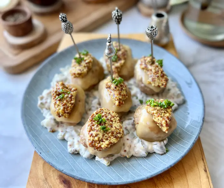 Bocaditos de albóndigas de pavo con queso amarillo y salsa tártara