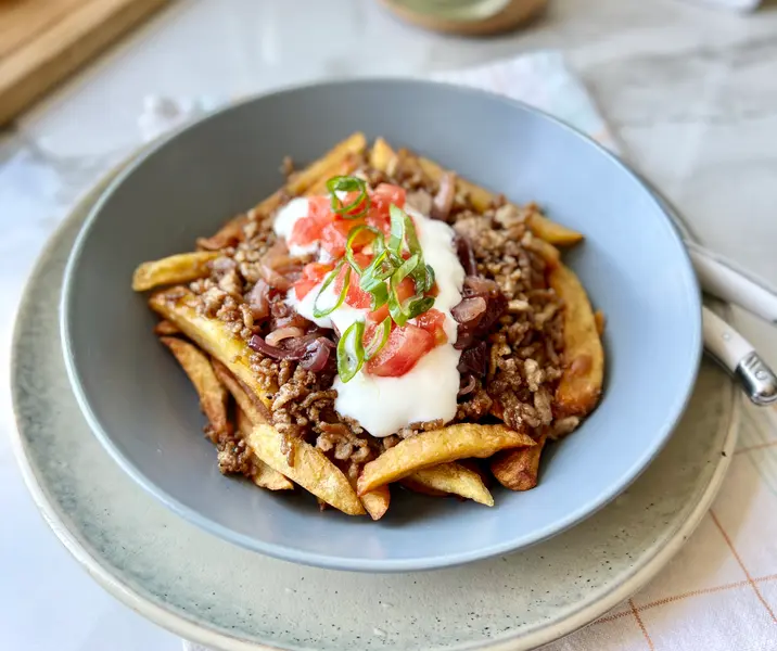 Papas fritas supremas con carne molida de pavo y cebolla grillada