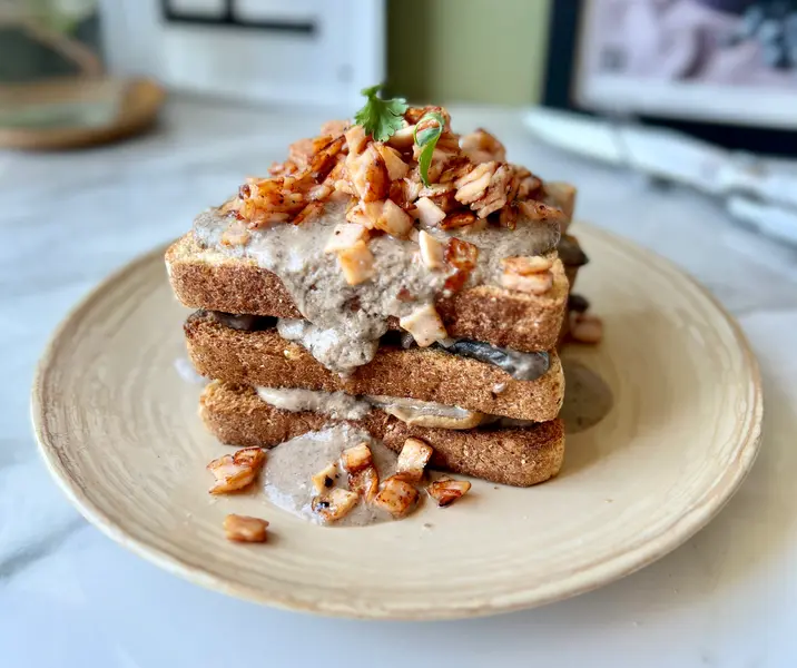 Tostadas con salsa de champiñones y jamón de pavo caliente
