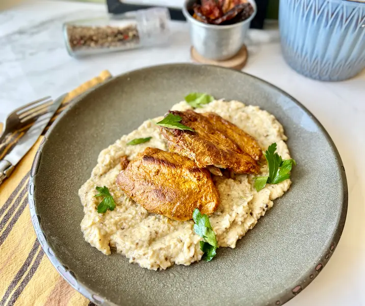 Pulpa pierna a la plancha con costra de curry y puré de berenjena tostada