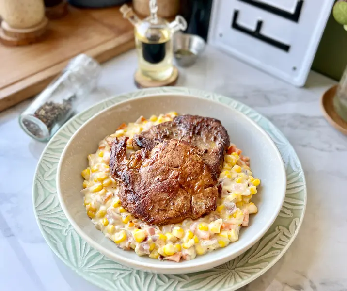 Lomo vetado marinado en naranja y romero con choclo a la crema