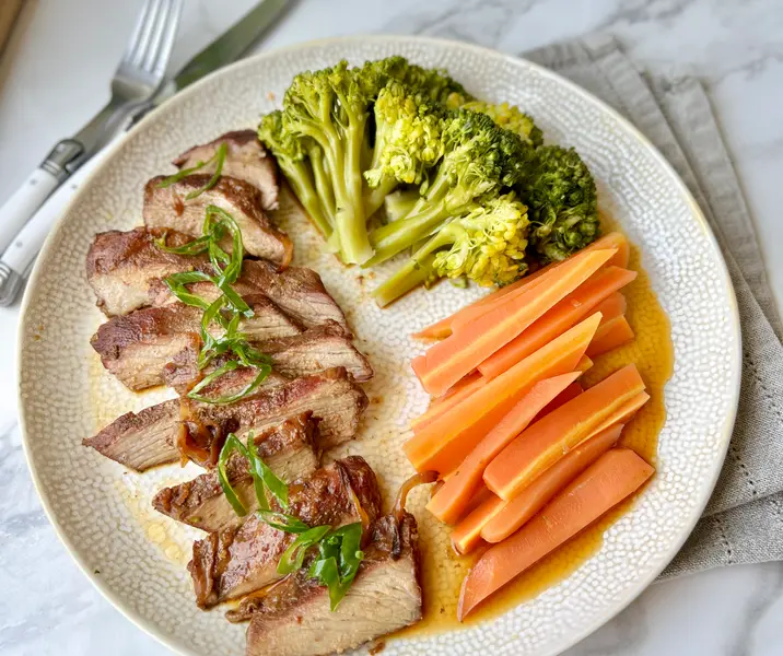 Plateada al horno con sabores orientales y verduras al vapor