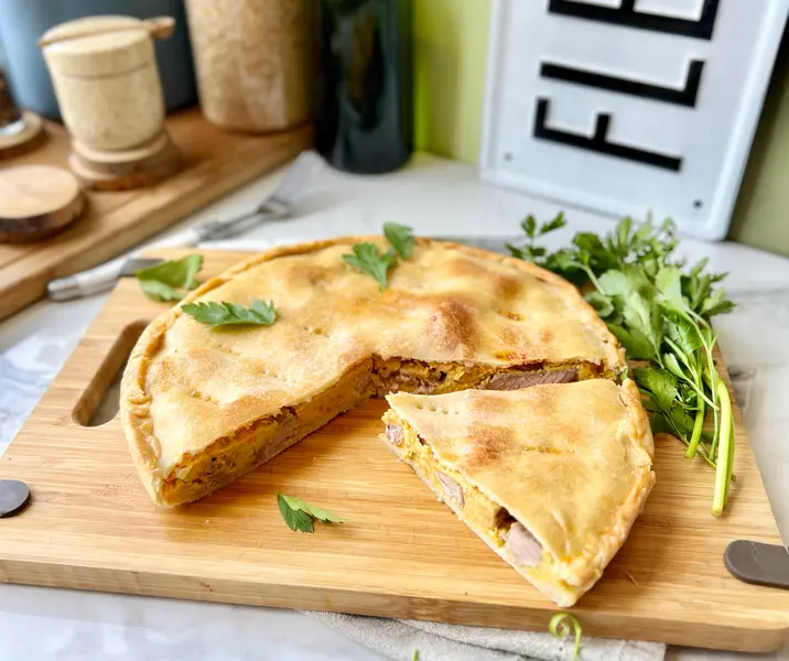 Pascualina de zanahoria con trozos de costillar deshuesado