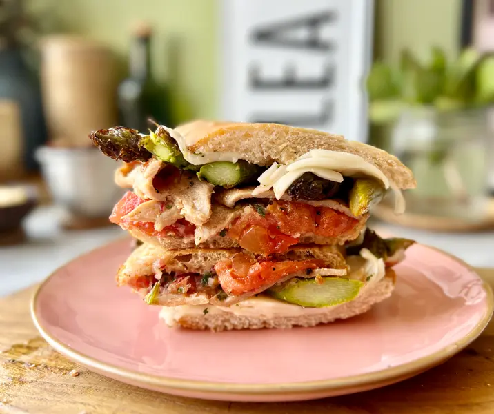 Sanguchito de lomito, espárragos, tomate, queso y salsa verde dulce