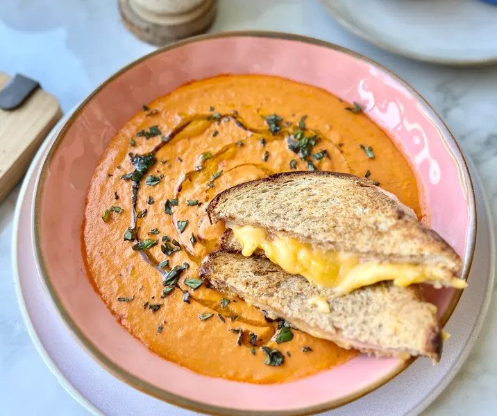 Selladito de jamón de pavo y crema de tomates con albahaca