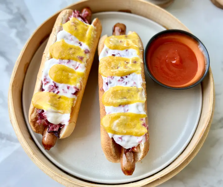 Hot dog alemanesco de chistorras con mix de chucrut