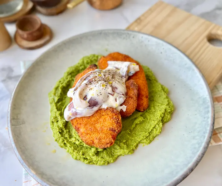 Filetitos de pollo apanados con puré de arvejas y cebolla ácida