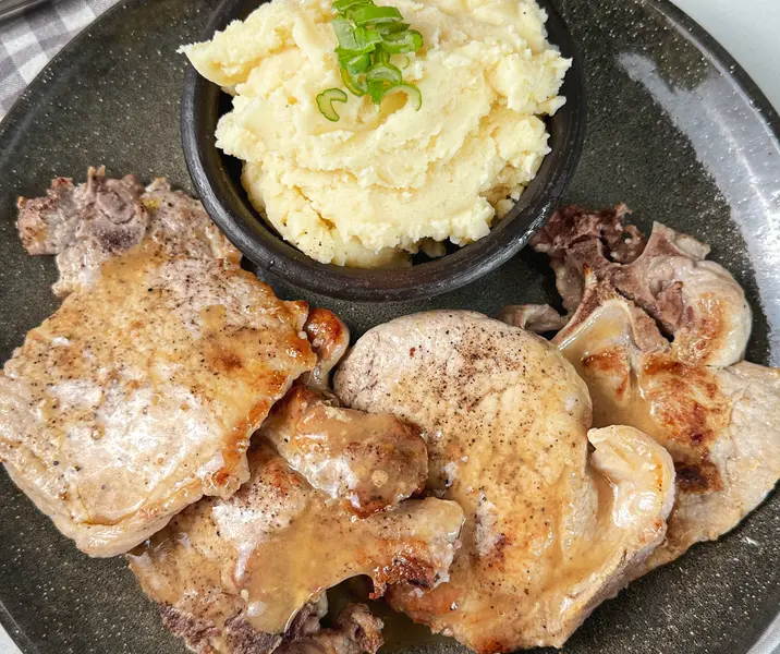 Chuletas de cerdo con puré de papas sin gluten