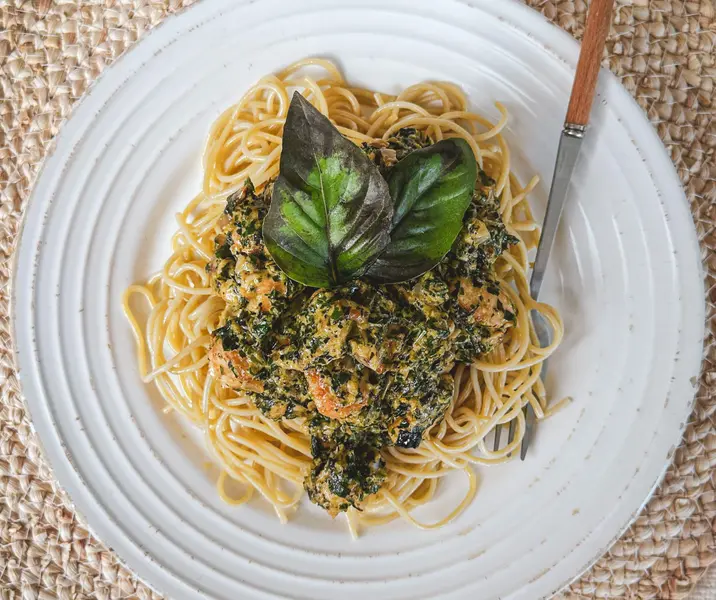 Tallarines con pesto y pollo bbb