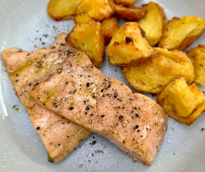 Salmón al horno con papas rotas bbb