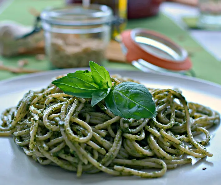Tallarines con pesto de albahaca bbb
