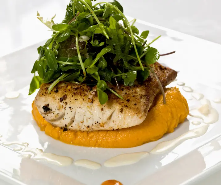 Merluza al horno con puré de papas y acelga bbb