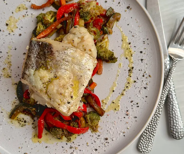 Merluza al horno con verduras salteadas bbb