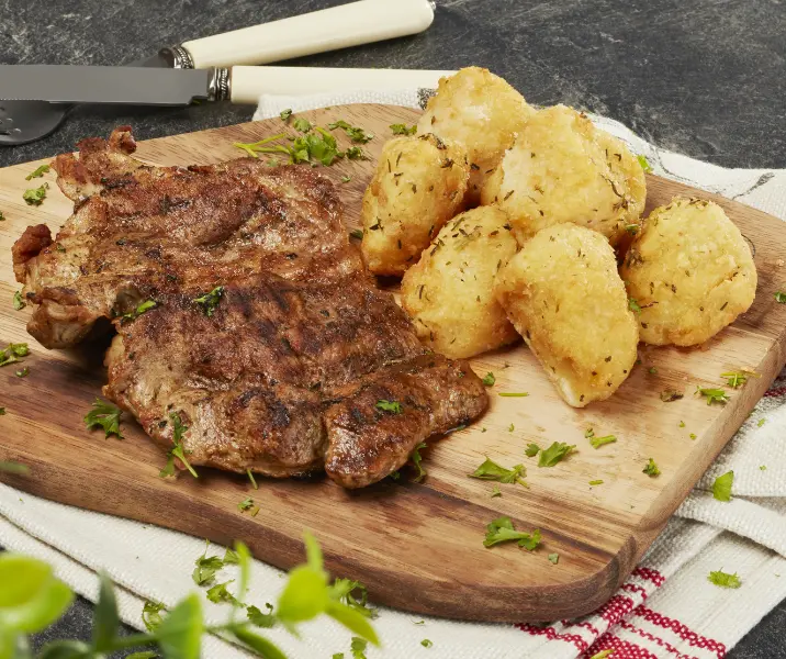 Bistec con papas doradas bbb