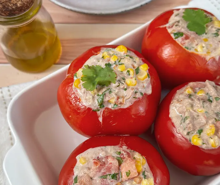 Tomates rellenos con atún y choclo bbb