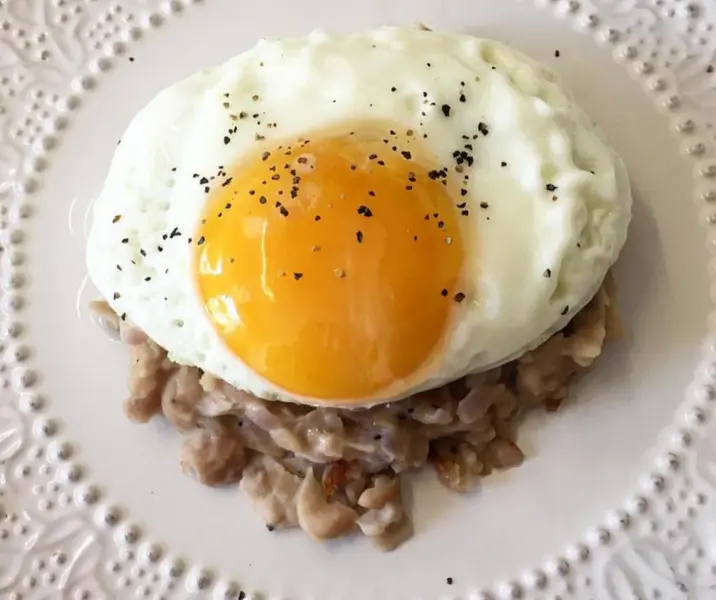 Puré de porotos con cebolla y huevo frito bbb
