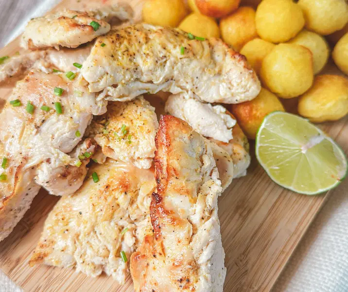 Filetitos de pollo a la pimienta y limón con papas duquesas bbb