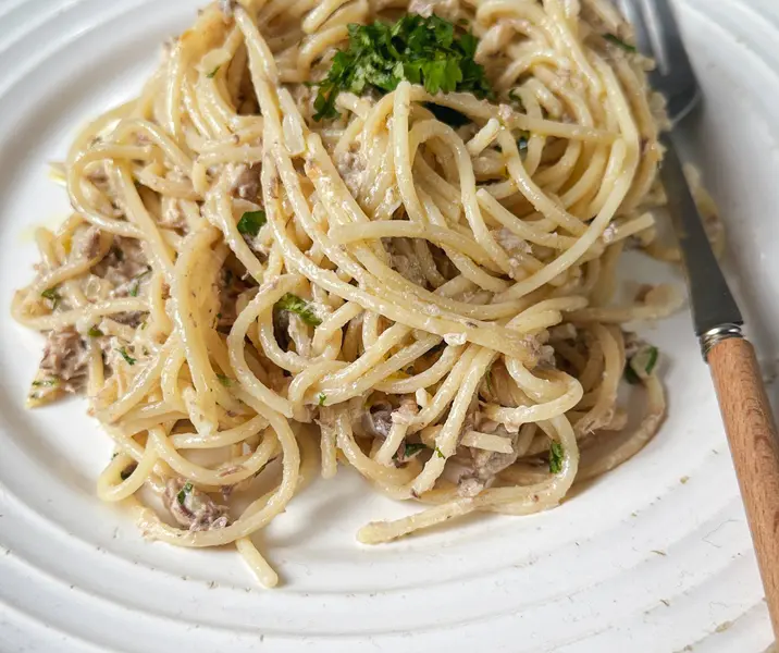 Tallarines con atún y crema bbb